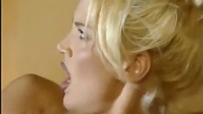 Redhead Frau saugt sanft Liebhaber Schwanz sexfilme ab 40 unter der Decke