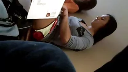 Hübsche Frau sex filme mit alten damen Cop reißen In Handschuhen Und Strumpfhosen