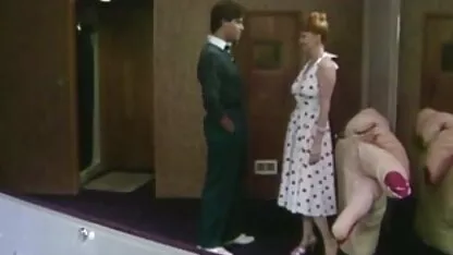 Rothaarige Küken in einem roten Kleid hämmern sanft ihre haarige pussy mit ihrem finger pornos mit älteren frauen kostenlos