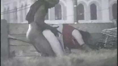 Roxette zieht sich nackt auf ihrem karmesinroten Sessel aus sexfilme ältere