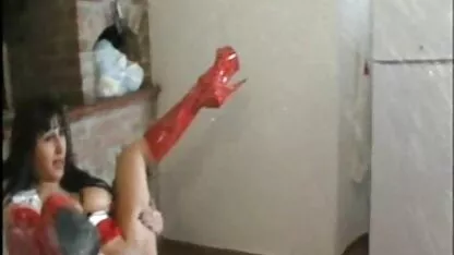 Hübsche platinblonde Babe Pinkelt Von Brücke reife pornos Ins Meer