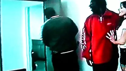 Aufgepumpte Mädchen gehen sexfilme von alten frauen um den Laufsteg