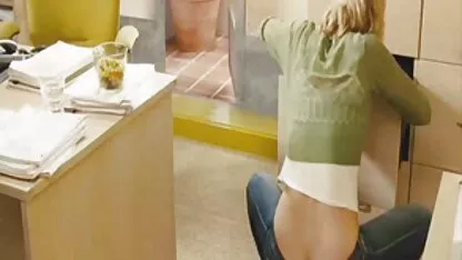 Russische Blondine ist pornofilme mit reifen frauen der Jungfräulichkeit vor der Kamera beraubt