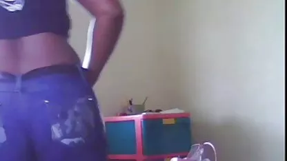 Schulmädchen misst ein Korsett vor einer versteckten Kamera in pornofilme mit älteren damen einer Umkleidekabine