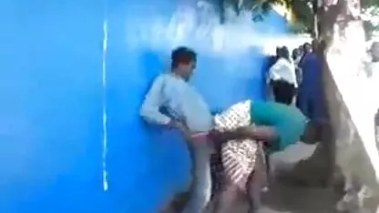 Redhead Mädchen eifrig saugt einen elastischen Schwanz und gibt Ihre faltige pussy doggy pornos mit frauen ab 40 style