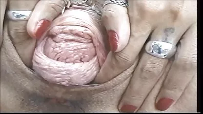 Schwangere reife frauen pornos gratis Mädchen in Strumpfhosen posiert oben ohne vor einer webcam