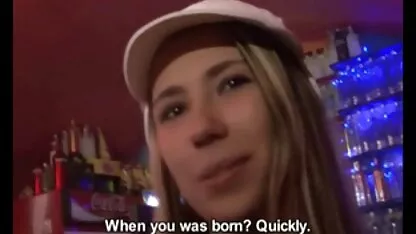 Russischer Perverser jagt einen Fremden in frauen ab 50 pornos Jeans in der U-Bahn