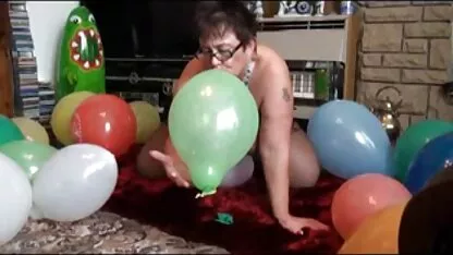 Russische Retro-Hausaufgaben, bei denen die Frau in der Uniform eines Dienstmädchens gefickt wird freie frauen pornos