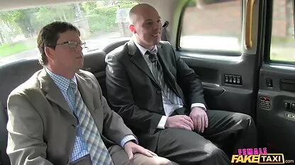 Verkäuferin pornofilme mit reifen damen in einem Supermarkt saugt für 500 Rubel