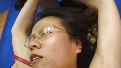 Riley Jenner schlürft einen free porno reife Lutscher und stopft ihn in ihren Arsch