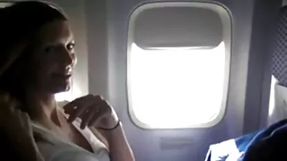 Scarlett Nika Streifen nackt Und zeigt Körper auf dem Bett sexfilme mit reifen damen