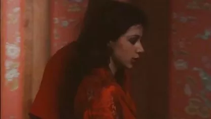 Näherin in einem pornos mit reifen frauen schwarzen Rollkragenpullover nimmt einen kräftigen Schuss Sperma auf ihr Gesicht